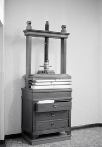 828147 Afbeelding van een linnenpers, die vroeger gebruikt is in het Diakonessenhuis (Bosboomstraat 1) te Utrecht.